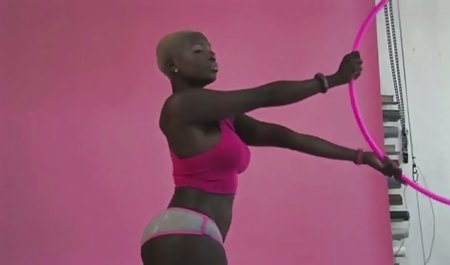 ホXXX左のqrコードを読み取星喫煙を見せてくれる彼女のジューシーな巨乳 メンズ エステ 手こき 動画