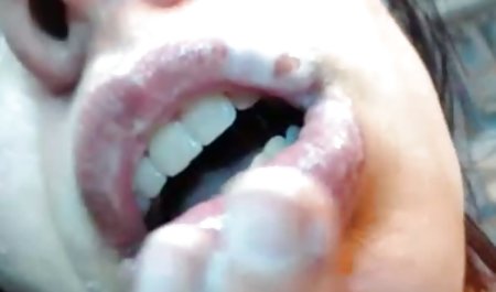 アジアの女の子が伸びる2つの巨大な黒cocks 高齢 熟女 手コキ