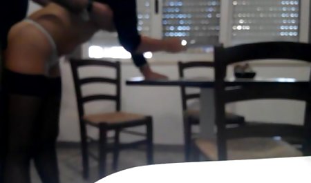 荒肛門ボスのレッスンのかわいいティーン 拘束 手こき